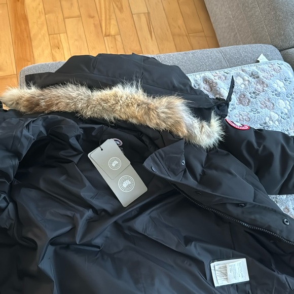 Canada Goose Other - selling a canada goose size small.